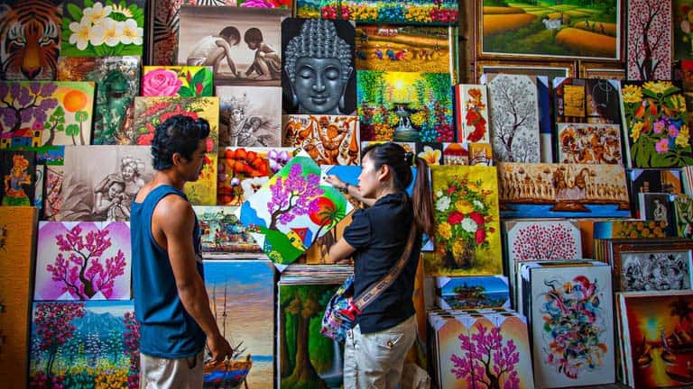 Kitsch galore at an art market in Bali. Image source: Culture Trip