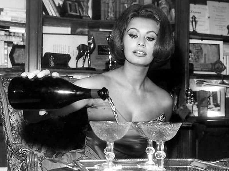 Sophia Loren filling her champagne coupes.