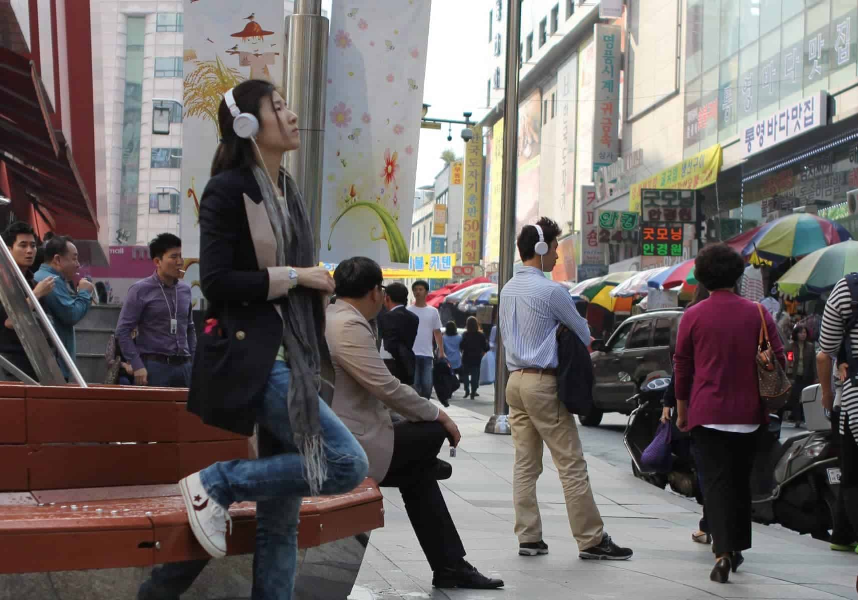 Participants being immersed in en route, when the work was presented in Seoul, South Korea.