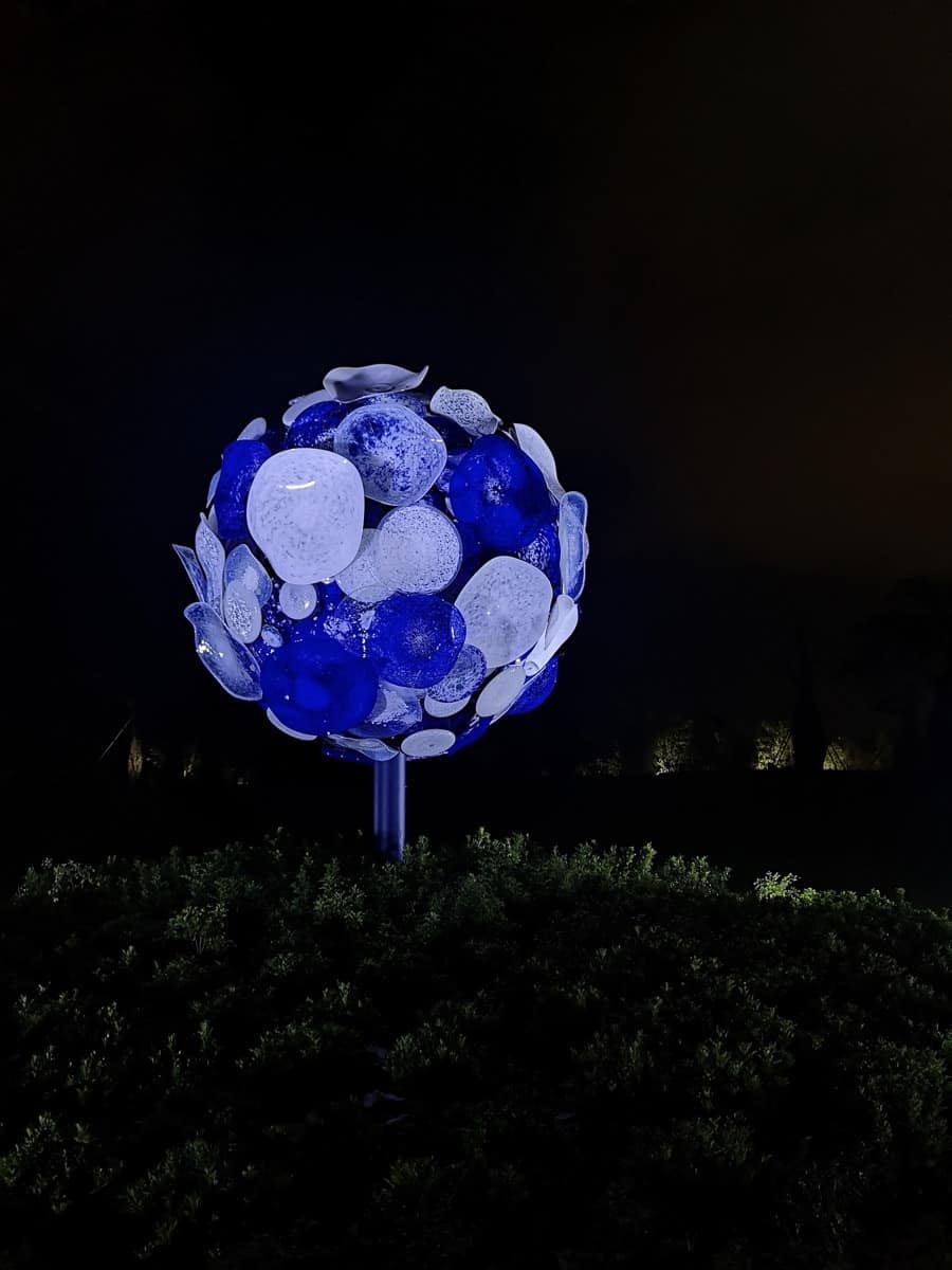 Dale Chihuly, Moon, 1999, Gardens by the Bay, Singapore, installed 2021 (lit at night). Photo by Michelle JN Lim. Artwork © Chihuly Studio.