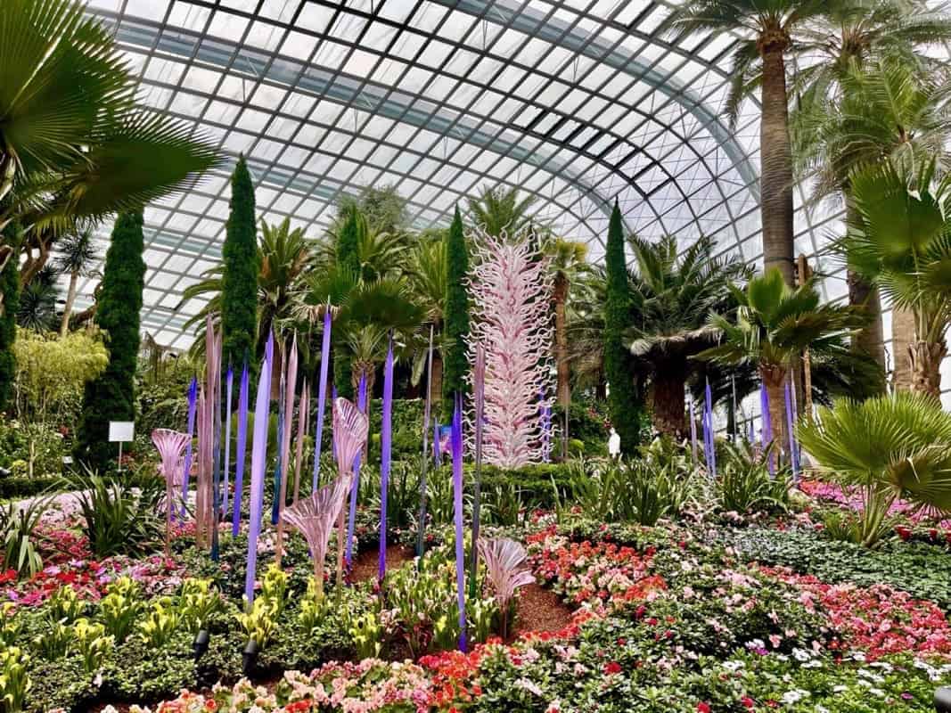 Dale Chihuly, White Tower, Erbium Reeds and Trumpet Flowers and Neodymium Reeds at the Flower Dome, Gardens by the Bay, installed 2021